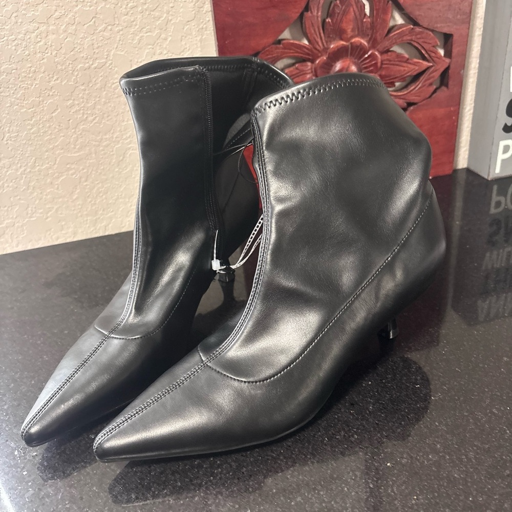 Source Unknown Sleek Black Ankle Booties